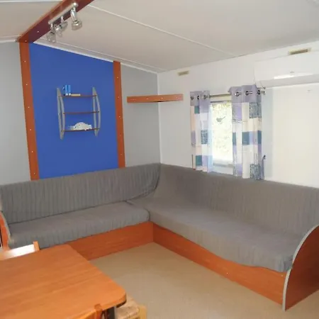 Mobil + Dépendance Dans Jolie Parc Privé